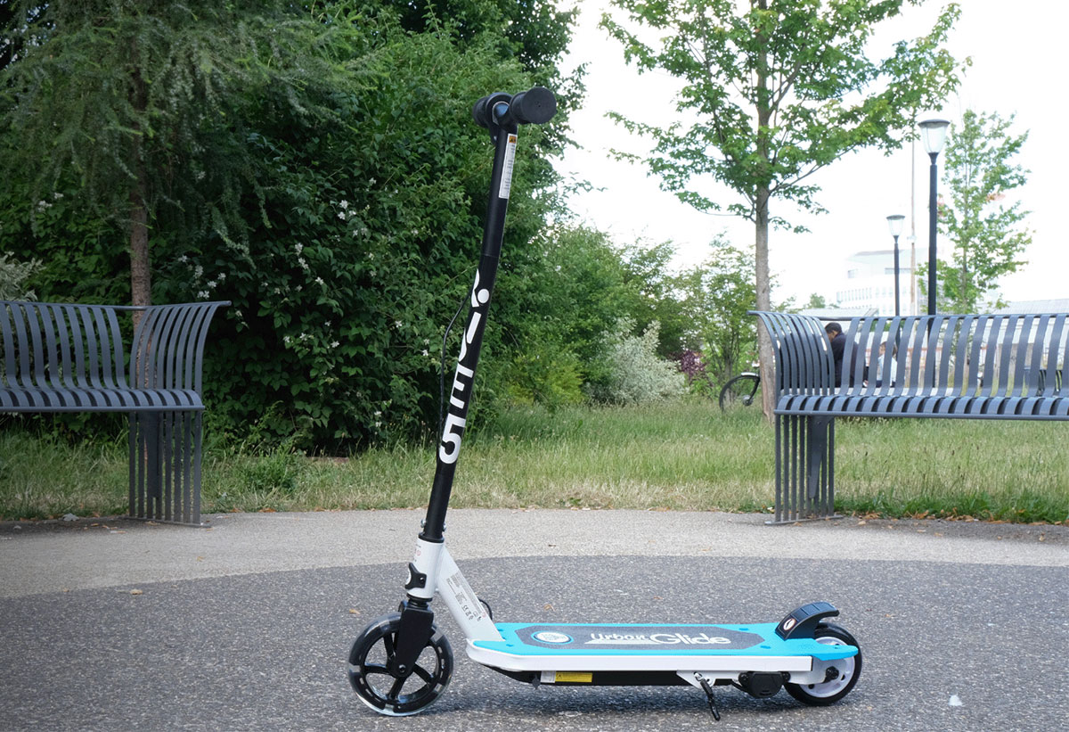 Βλέπουμε το ηλεκτρικό Escooter Ride 55 της UrbanGlide τοποθετημένο σε ένα πάρκο